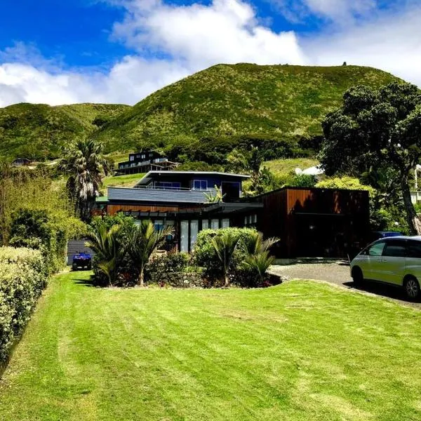 Ahipara Beach Front, modern stylish bach, hotel v destinaci Ahipara