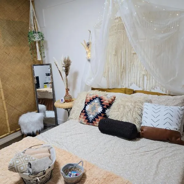 Cozy Boho Room at the Heart of Vancouver! Private Parking, Self Check-in & just 4 mins to Metrotown!, hotel in Burnaby