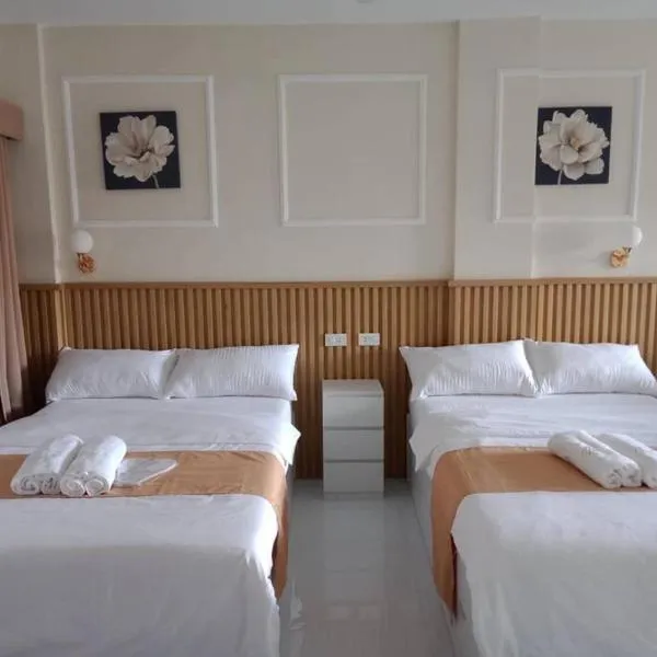homefortzone Lipa fully interior netflix pool and free parking, hotel v destinaci Lipa