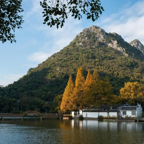 Guilin Camphor Country House Free pick-up service at train station for two nights, hotel sa Guilin