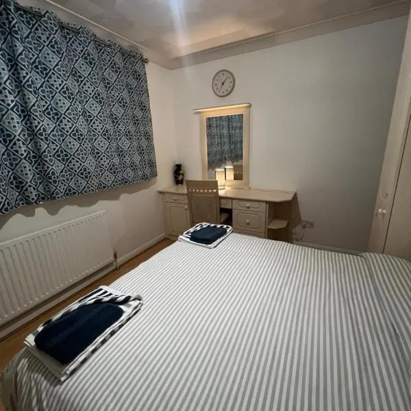 Double room at The Bungalow with shared shower room, hotel v destinaci Kettering