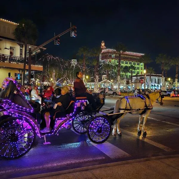Steps to Trolley Stop 11 Renovated Home with Free EV Station, hotel en St. Augustine