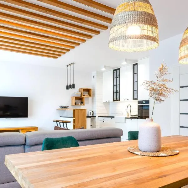 Marina Deluxe - największy apartament na Marinie plus garaż, klima, widok na jezioro, winda, 2 balkony, hotel in Iława