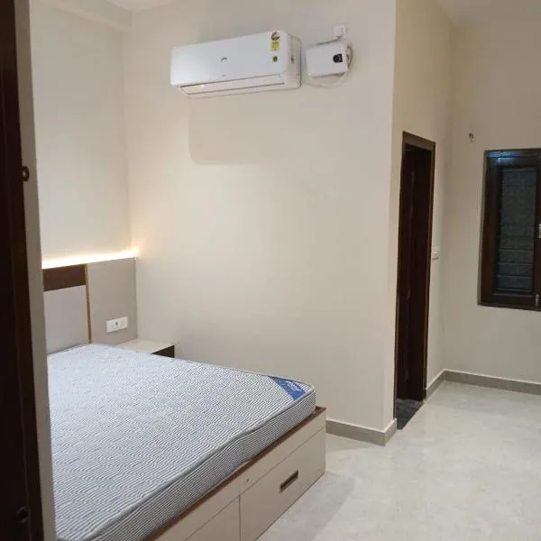 Hotel Jaipur In, Jatipura Parikrama Marg Near Mukharvind Temple, hotel v destinaci Govardhan