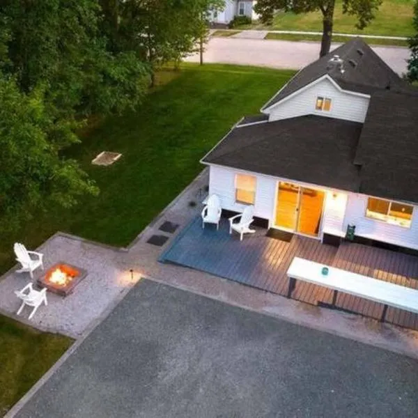 Hometown Haven- 3 bedroom, Large Yard, Firepit, hotel em Ames