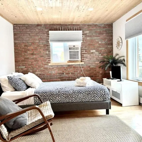 Viesnīca L'Escapade Champlain - 2 Min Falls - Free Parking pilsētā Boischâtel