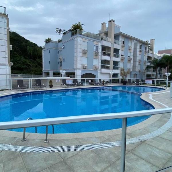 Apartamento encantador com piscina, em frente praia - Foto 4