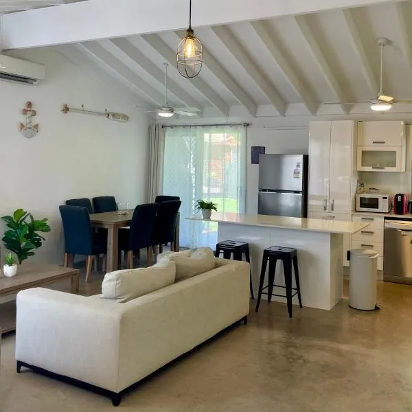 Renovated Beach House in the Heart of Mooloolaba: Mooloolaba şehrinde bir otel