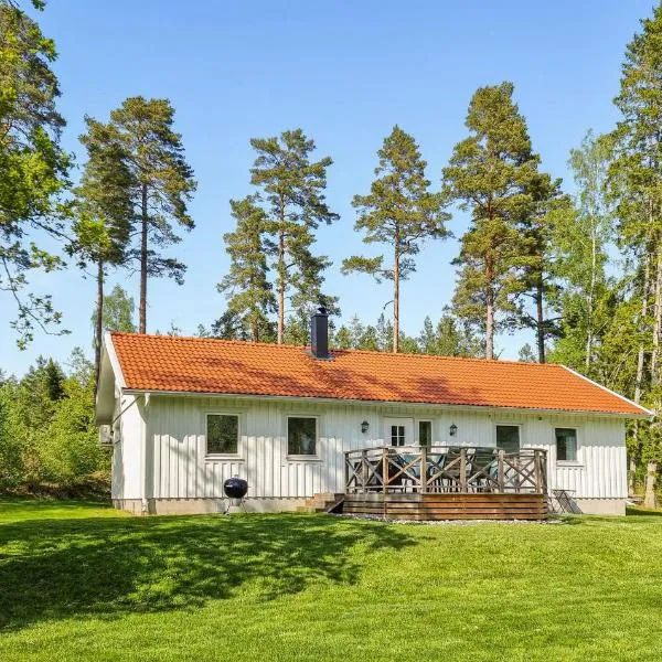 Nice Home In Norra Kedum With Wifi, hotel in Norra Kedum