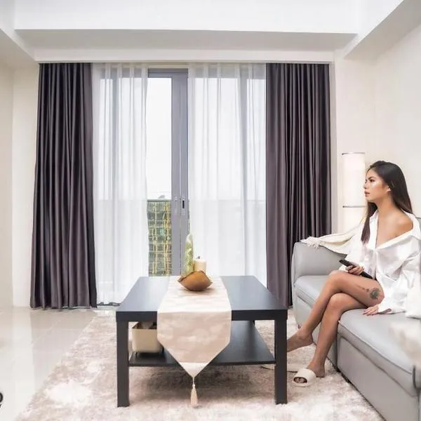 Luxury Hotel near City of Dreams, Solaire, NAIA, and MOA - City of Bridge, hotel in Manila
