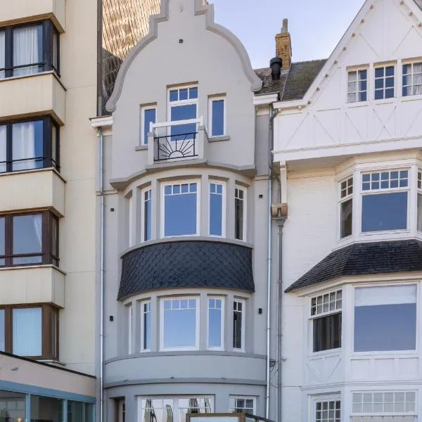 Unieke villa Catherine met frontaal zeezicht, parking sauna en strandcabine, hôtel à La Panne