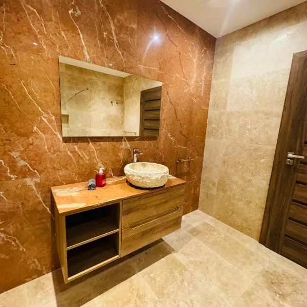 Spacious Modern Gzira Getaway, hotel a Il-Gżira