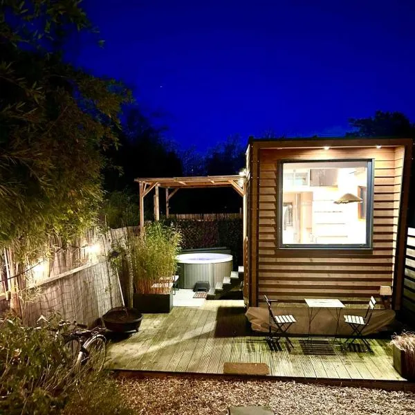 Tiny house with garden and jacuzzi near Amsterdam、Vijfhuizenのホテル