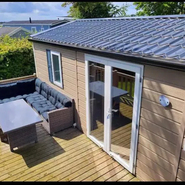 Chalet tussen Zee en Meer, hotel v destinaci Lauwersoog