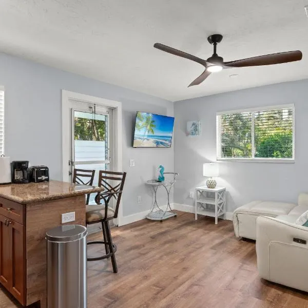 2 Bed 2 Bath Modern Naples Beach Bungalow, hotel in Naples