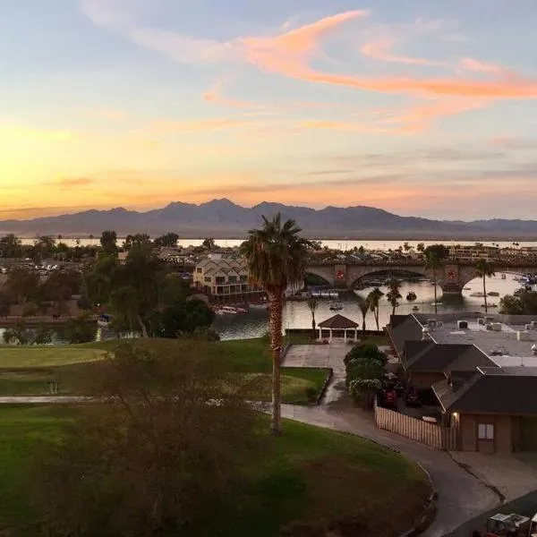 Lake and London Bridge View - Penthouse Suite, hotel en Lake Havasu City