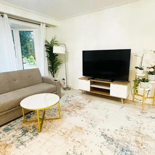 Amazing Home Near Toronto Airport with 2 Parking, khách sạn ở Toronto