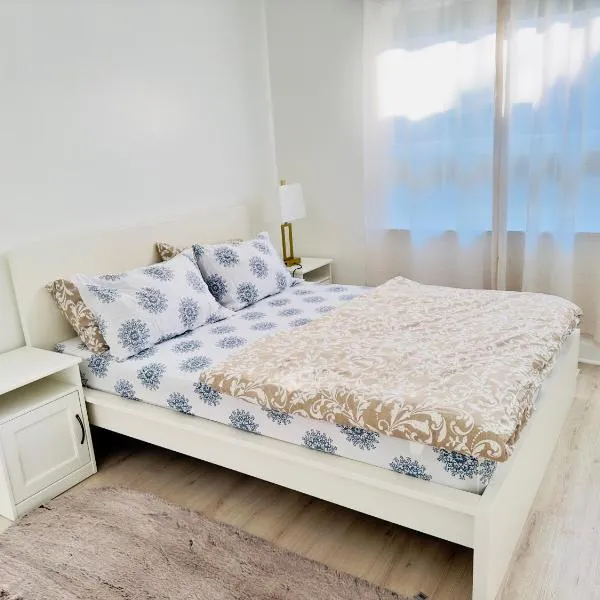 Amazing Home Near Toronto Airport with 2 Parking, hotel em Toronto