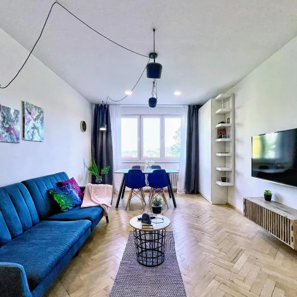Jana's WoW apt, 2BR, Metro next door, near the airport, hotel em Praga