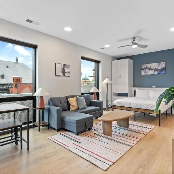 CozySuites Mass with parking lounge & roof deck #30, ξενοδοχείο σε Ιντιανάπολις