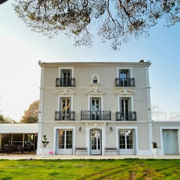 Maison de maître dans la nature – hotel w mieście Bessan