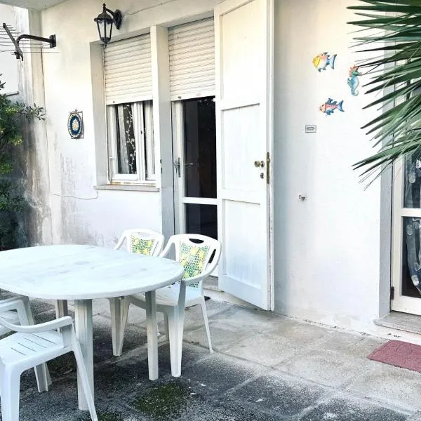 M282 - Marcelli, trilocale con giardino a 100mt dal mare, hotel v destinaci Marcelli