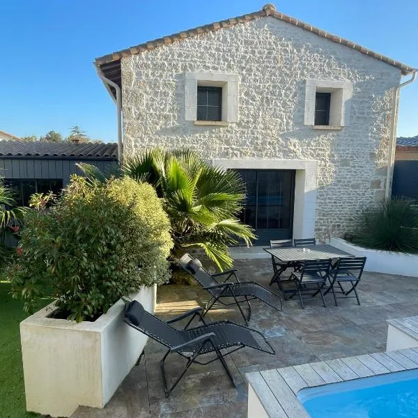 Jolie maison en pierres avec piscine et parking, hotel in Saint-Gelais