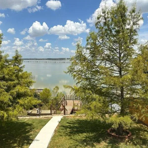 Lake Front Home, around 15 minutes drive to AT&T and Epic Water, hotel v destinaci Grand Prairie