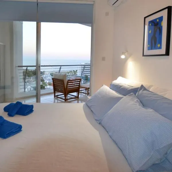 Awesome Sea & Marina View City Center 1 Bdr Flat، فندق في لارنكا