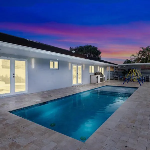 Spectacular Miami Resort -5 Bdrooms- Htd Pool,Mini Golf, Playground, Baby Items, BBQ, hotel in Tamiami