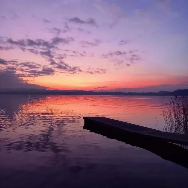 Casa Vacanze La Favola Rosa sul Lago di Varese, hotel v destinaci Gavirate