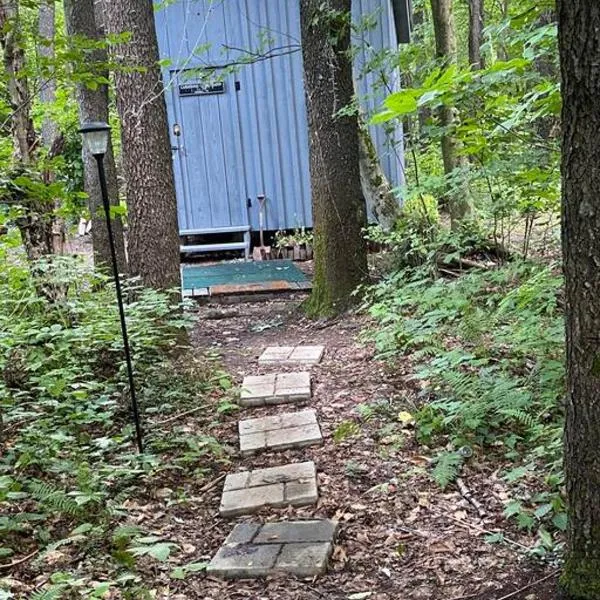 Angie's Country Cabins non electric rustic cabins in the woods You provide the linens Self check in Access to hot shared hot tub, hotel v destinaci Fredonia