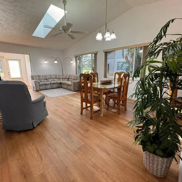 Stylish budget friendly retreat!, hotel di Lake Placid