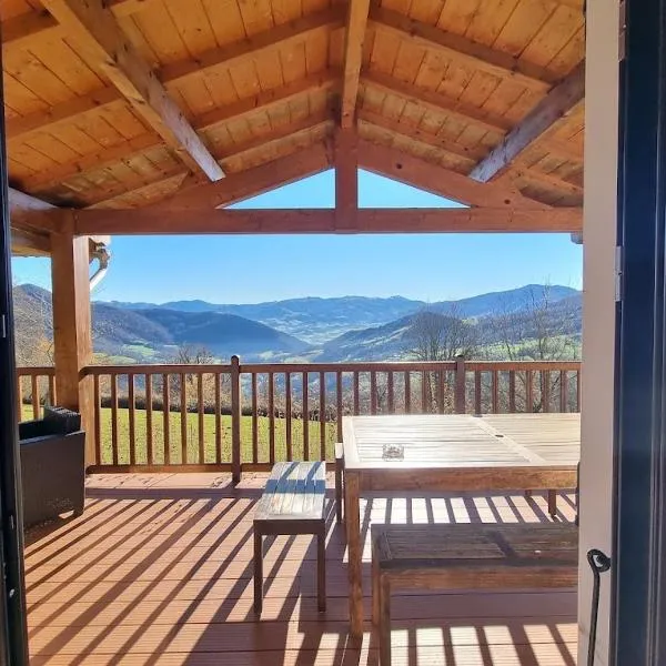 Gîte Xuritenborda 7 personnes avec vue exceptionnelle sur les montagnes basque, Lits 180 King Size, hotel in Ossès