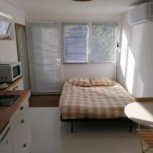 Charmant studio - Terrasse - Parking gratuit, Hotel in Montpellier