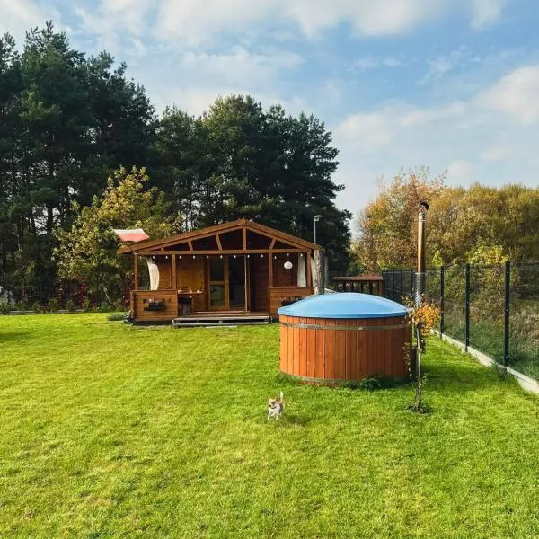 Domek letniskowy z jacuzzi nad rzeką Bzurą, hotel in Żuków