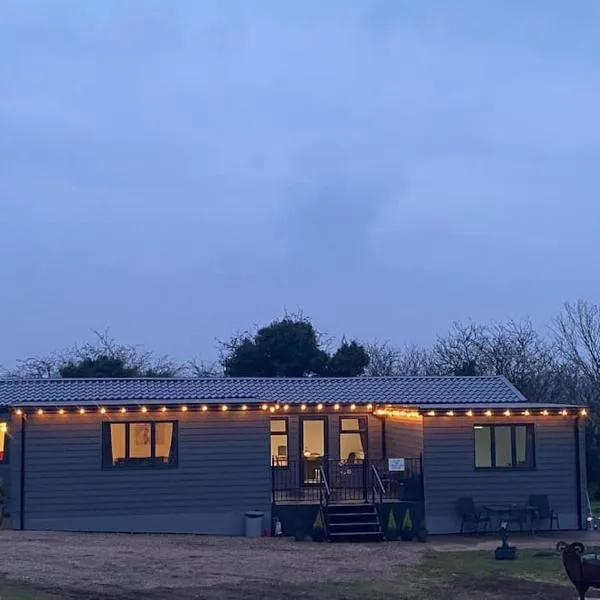 POPPY LUXURY LODGE Sleeps 8 at Fairview farm Ravenshead Nottingham Near Sherwood Forest, Dog Friendly, Farm Stay Great for Wedding Groups,Families,Hen Do,Friends Gathering,Amazing Views, hotel in Blidworth