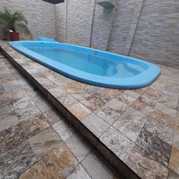 Casa com piscina em Bertioga 700m da praia, hotel in Bertioga