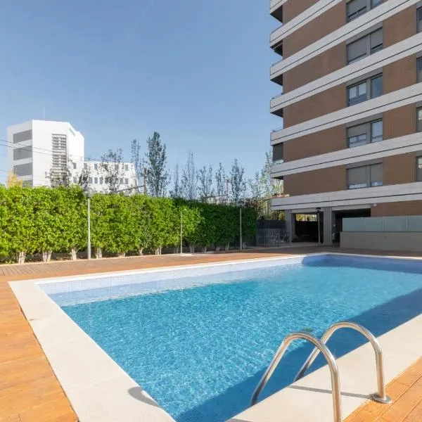 Penthouse with Private Terrace & Pool Access, hotel v destinaci Cornellà de Llobregat