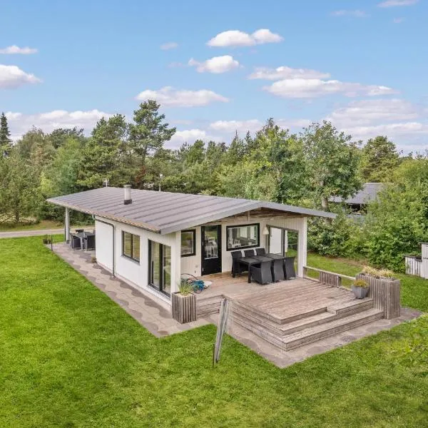 Four-Bedroom Holiday Home In Juelsminde, hotel v destinaci Sønderby