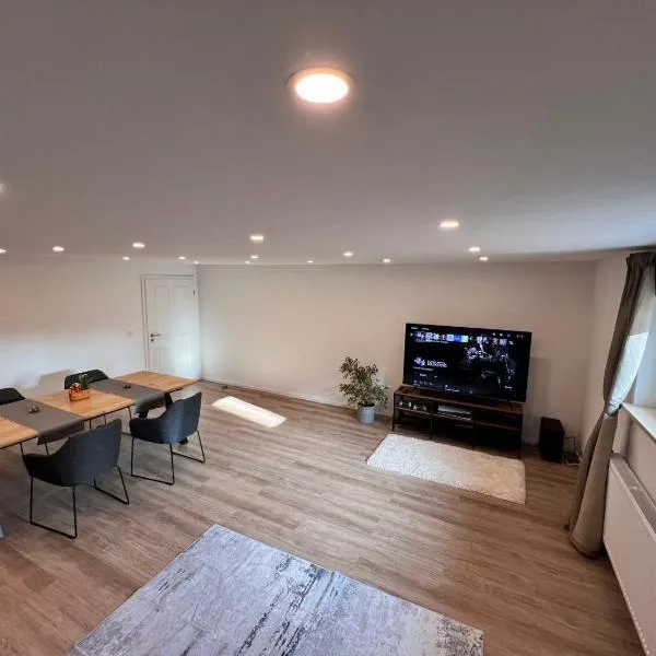 Neu! Große Ferienwohnung 3 Zimmer mit Küche und Bad, 90 qm mit Netflix und PS5, отель в Кайзерслаутерне