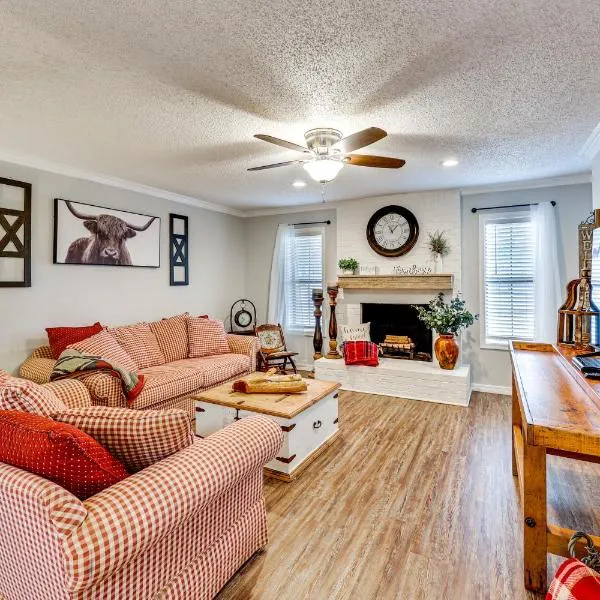 Near Lake Dardanelle: Updated Home w/ Large Yard!, hotel in Russellville
