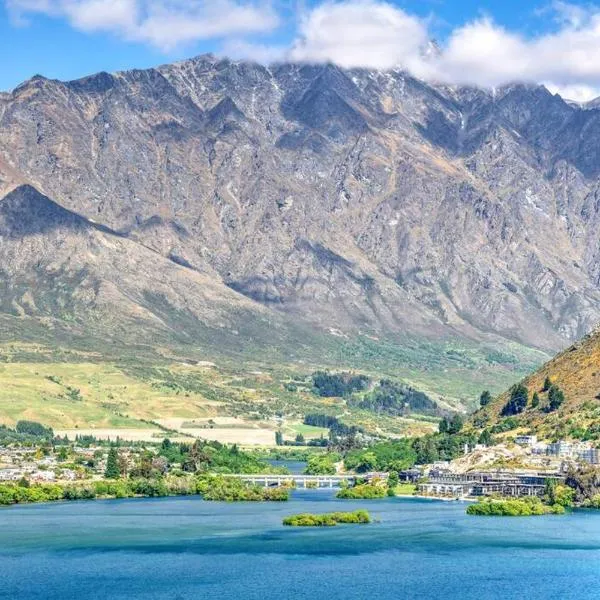Relax on Snowy Place, hotel in Queenstown