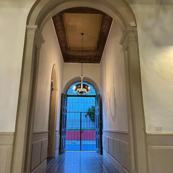 Hostal VELVET PLAZA, khách sạn ở Santa Ana