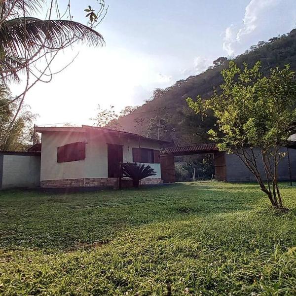 Casa com cachoeira-rio no quintal