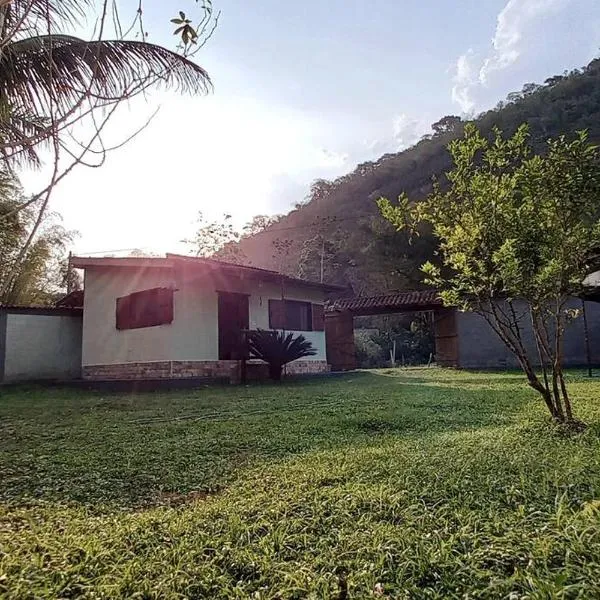 Casa com cachoeira-rio no quintal