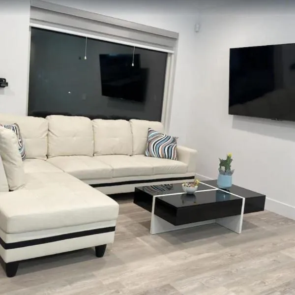 Modern Furnished 2BR 2BA Oakland with Private Parking, Smart Lock & AC, hotel in Oakland