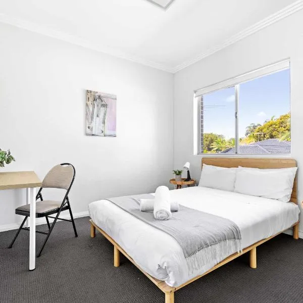 Modern Queen Room - Private Spot at Revesby - Shared Bathroom, hotel v destinaci Revesby