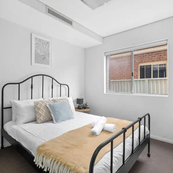 Modern Ensuite Queen Room - Serene Spot at Revesby, hotel v destinaci Revesby