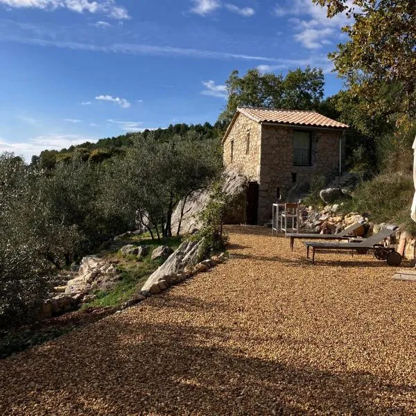 Remote cottage with valley views, hotel di Buis-les-Baronnies